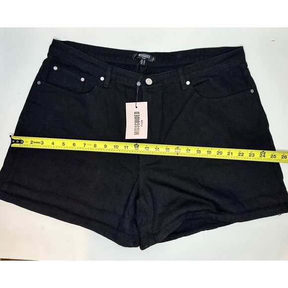 Misguided Plus Women’s Black Denim Mom Short NWT - Picture 3 of 7